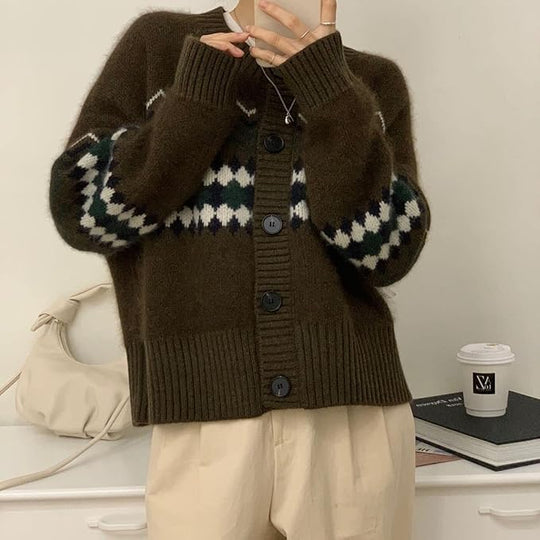 Strickjacke mit langen Ärmeln und Knöpfen