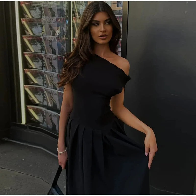 Lässiges Damenkleid mit schrägem Kragen