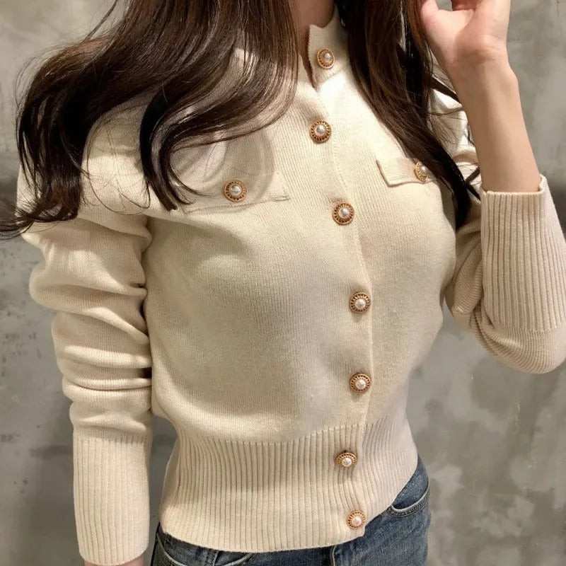 Damenstrickjacke mit einreihiger Knopfleiste