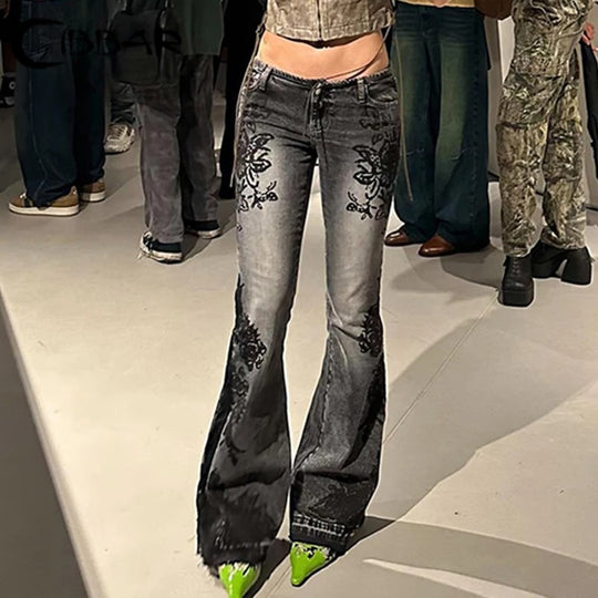 Denim-Hose mit niedriger Taille und Blumendruck