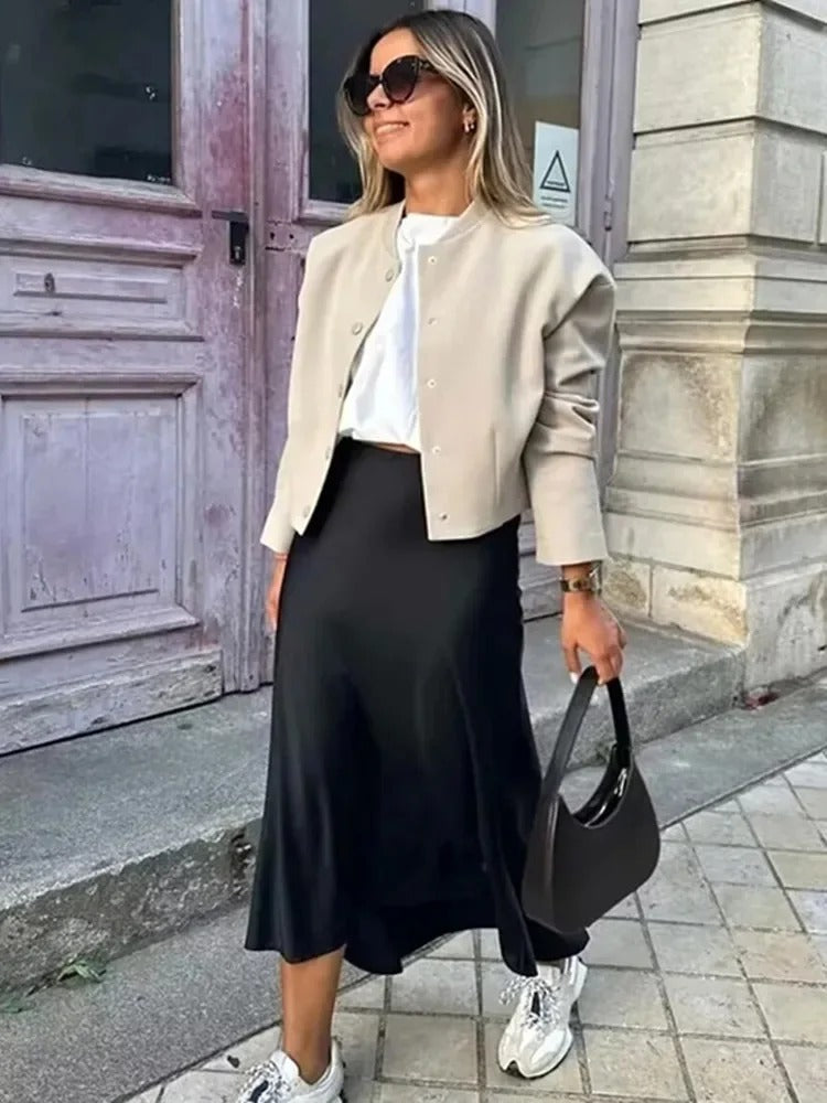Frauen fließender Satin-Midi-Rock